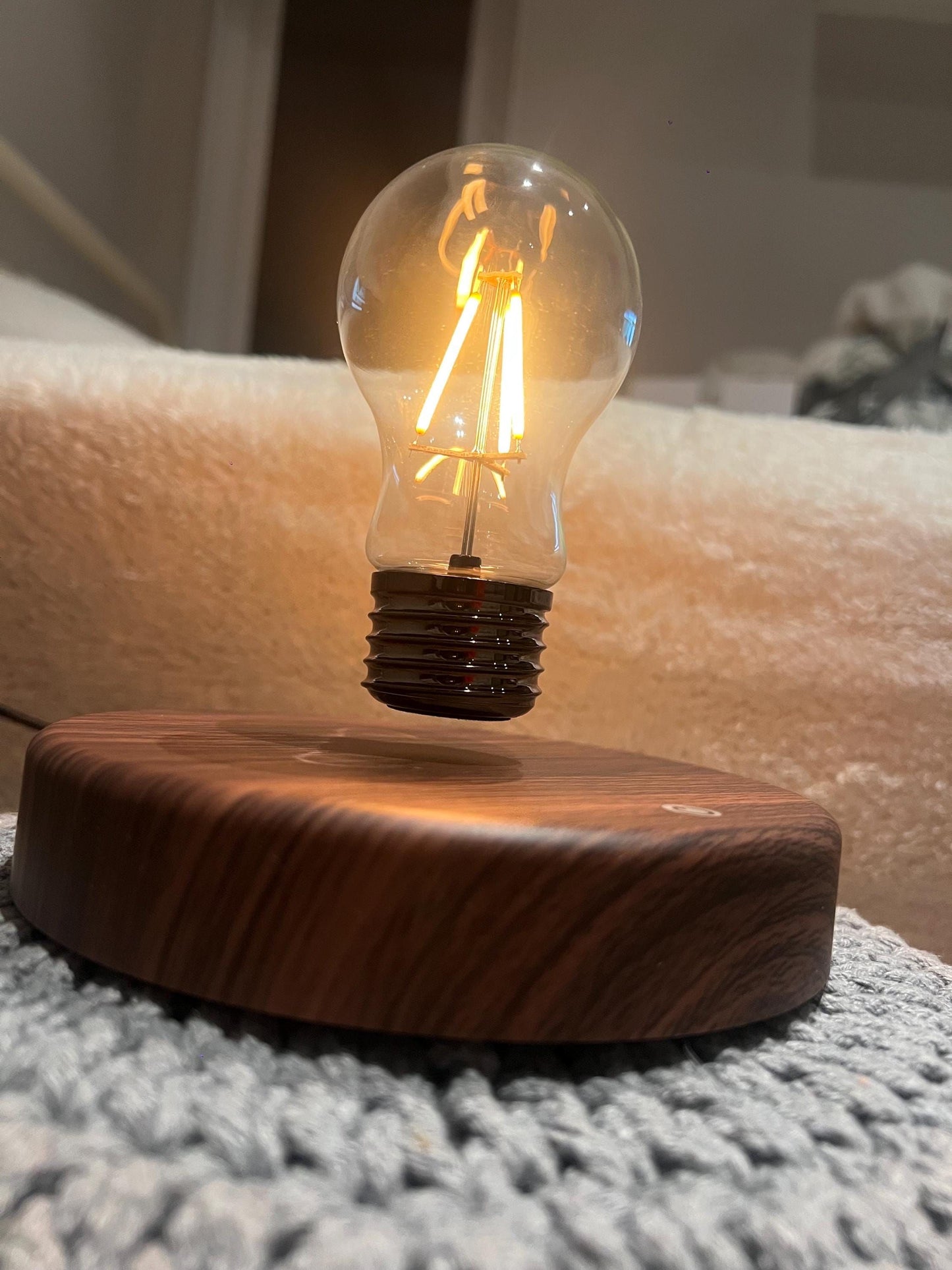 LEVIATION LAMP
